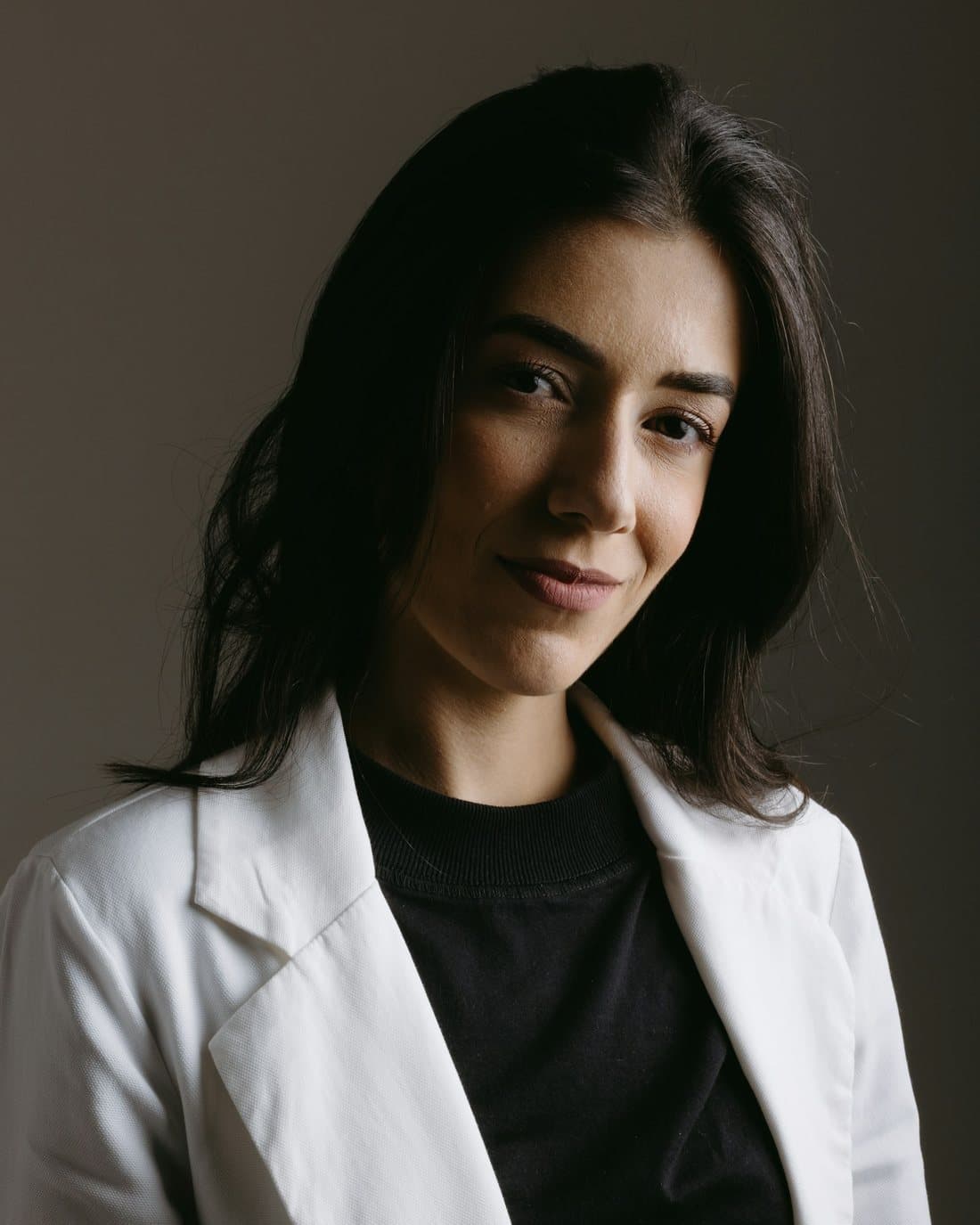 Professionnelle de santé en blouse, dans un cabinet